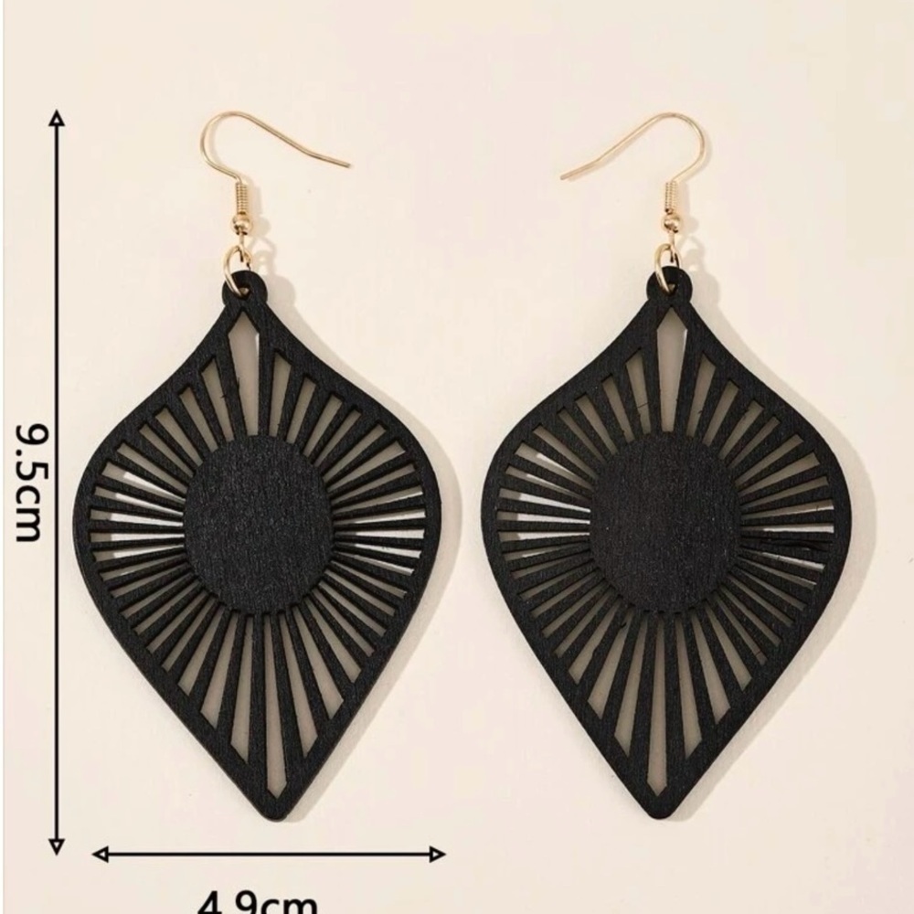 NEW - Pair of black dangle earrings, wood dangle earrings - Picture 3 of 3